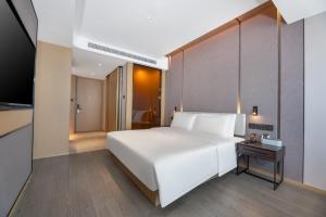 Voodi või voodid majutusasutuse Atour Hotel Changsha Binjiang Financial Center toas