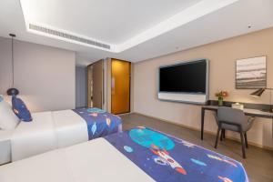 Televiisor ja/või meelelahutuskeskus majutusasutuses Atour Hotel Changsha Binjiang Financial Center