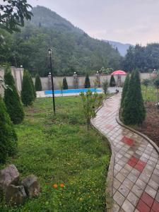 Bazén v ubytování DIOSKURIA BORJOMi nebo v jeho okolí