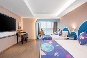 Televiisor ja/või meelelahutuskeskus majutusasutuses Atour Hotel Changsha Binjiang Financial Center