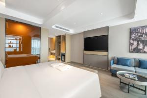 Voodi või voodid majutusasutuse Atour Hotel Changsha Binjiang Financial Center toas