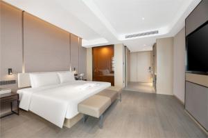Voodi või voodid majutusasutuse Atour Hotel Changsha Binjiang Financial Center toas