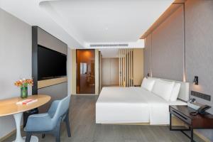 Televiisor ja/või meelelahutuskeskus majutusasutuses Atour Hotel Changsha Binjiang Financial Center