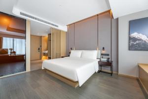 Voodi või voodid majutusasutuse Atour Hotel Changsha Binjiang Financial Center toas