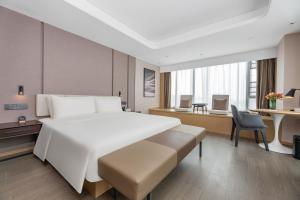 Voodi või voodid majutusasutuse Atour Hotel Changsha Binjiang Financial Center toas