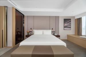 Voodi või voodid majutusasutuse Atour Hotel Changsha Binjiang Financial Center toas