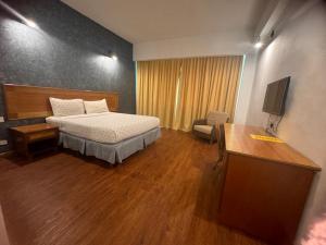 Postel nebo postele na pokoji v ubytování MAYRES HOTEL + 3 fotografie