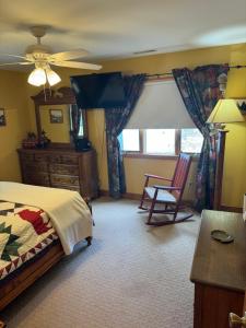 Imagen de la galería de Tranquility Lake Home, en Waterboro