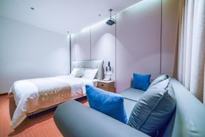 เตียงในห้องที่ Zhangjiajie Han Exotic Inn