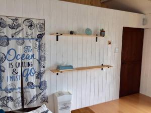 Photo de la galerie de l'établissement 佐渡 ビーチまで0分 1客のみ オーシャンビュー Beach Side House ウッドデッキ, à Sado