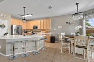 Η κουζίνα ή μικρή κουζίνα στο Oasis in Frisco with Heated Pool & Spa & Piano & Billiard & King Bed