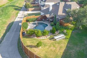 Πισίνα στο ή κοντά στο Oasis in Frisco with Heated Pool & Spa & Piano & Billiard & King Bed