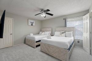 Ένα ή περισσότερα κρεβάτια σε δωμάτιο στο Oasis in Frisco with Heated Pool & Spa & Piano & Billiard & King Bed +61 φωτογραφίες