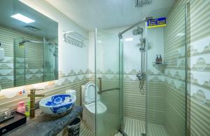 Koupelna v ubytování Zhangjiajie Han Exotic Inn + 37 fotografií