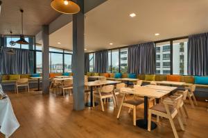 Restoran atau tempat lain untuk makan di Red Door Samsen Hotel, Bangkok
