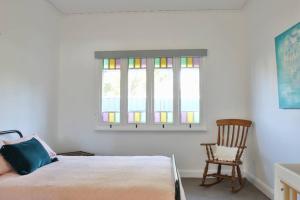 Corner Cottage- Pool Table, WiFi, AC & Firepit客房内的一张或多张床位