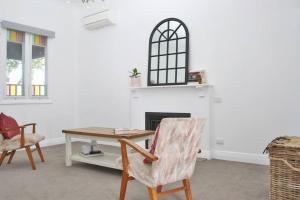 Corner Cottage- Pool Table, WiFi, AC & Firepit的休息区