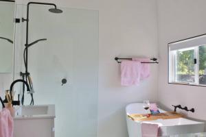 Corner Cottage- Pool Table, WiFi, AC & Firepit的一间浴室