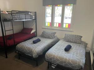 Corner Cottage- Pool Table, WiFi, AC & Firepit客房内的一张或多张床位