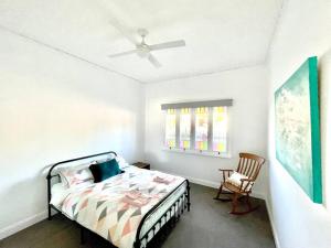 塞斯诺克Corner Cottage- Pool Table, WiFi, AC & Firepit的带床和吊扇的卧室