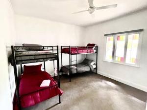 Corner Cottage- Pool Table, WiFi, AC & Firepit客房内的一张或多张床位