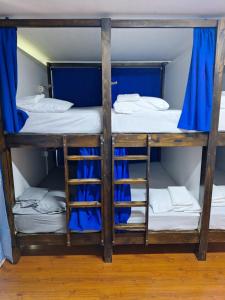 Μία ή περισσότερες κουκέτες σε δωμάτιο στο Carolina Hostel