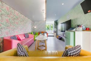 Η κουζίνα ή μικρή κουζίνα στο Happiness Pink B&B