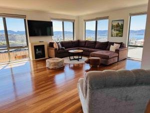 Χώρος καθιστικού στο Beautiful Sunny Home with Stunning Hobart Views