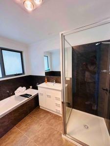 Ένα μπάνιο στο Beautiful Sunny Home with Stunning Hobart Views