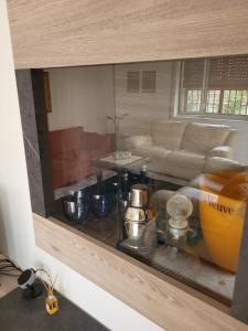 ペダーラにあるEtnea99 la tua casa tra Etna e il mareのソファとテーブルのあるリビングルーム