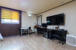 TV a/nebo společenská místnost v ubytování FromH J Hotel Osan
