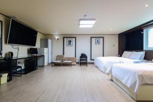 TV a/nebo společenská místnost v ubytování FromH J Hotel Osan