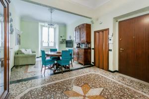 Una cocina y un comedor con mesa y sillas. en "Cà Niella" Art and Fun 9 Minutes from the Sea, en Savona