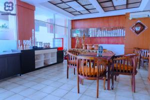 Bandung Permai Hotel Jember的厨房或小厨房