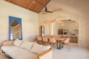 Posezení v ubytování Casa Samudra - charming & spacious villa by the sea surrounded by nature
