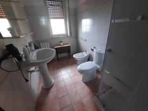ペダーラにあるEtnea99 la tua casa tra Etna e il mareのトイレと洗面台付きのバスルーム +31枚の写真