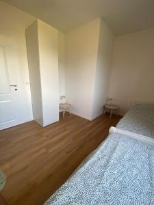 Rúm í herbergi á Luxe appartement in Zuid Karinthië