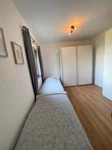Rúm í herbergi á Luxe appartement in Zuid Karinthië