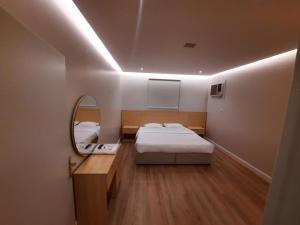 Habitación con 2 camas y espejo. en دار داكن للشقق المخدومة اقتصادي, en Riad 57 fotos más
