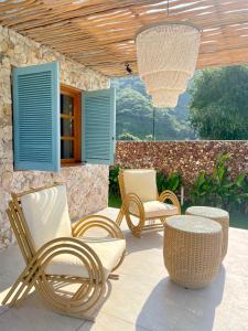 Posezení v ubytování Casa Samudra - charming & spacious villa by the sea surrounded by nature + 37 fotografií