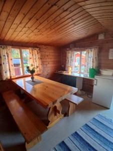 Posezení v ubytování Höljes Camping & Ställplatser