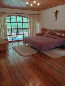 een slaapkamer met een bed en een kruis aan de muur bij La Rinconada VIP in Mineral del Chico +45 foto's