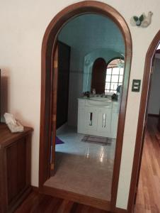 een badkamer met een wastafel en een spiegel bij La Rinconada VIP in Mineral del Chico