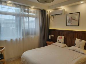 枕窗听雨Homestay客房内的一张或多张床位