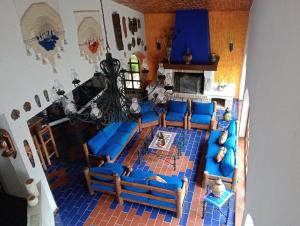 een woonkamer met blauwe meubels bij La Rinconada VIP in Mineral del Chico