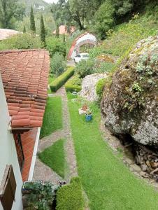 een luchtfoto van een tuin met een rots bij La Rinconada VIP in Mineral del Chico