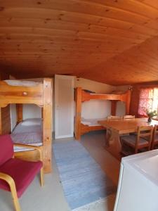 Postel nebo postele na pokoji v ubytování Höljes Camping & Ställplatser