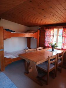 Postel nebo postele na pokoji v ubytování Höljes Camping & Ställplatser