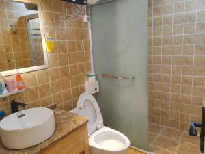 枕窗听雨Homestay的一间浴室