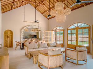 Posezení v ubytování Casa Samudra - charming & spacious villa by the sea surrounded by nature
